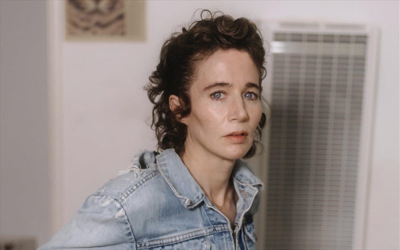 i-miranda-July-sti-stegi-idrumatos-onasi-mia-bradia-texnis-xoris-oria