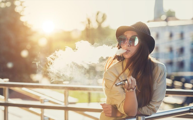 vaping-ti-leei-i-epistimi-kai-giati-i-ellada-menei-piso-ellada-menei-piso