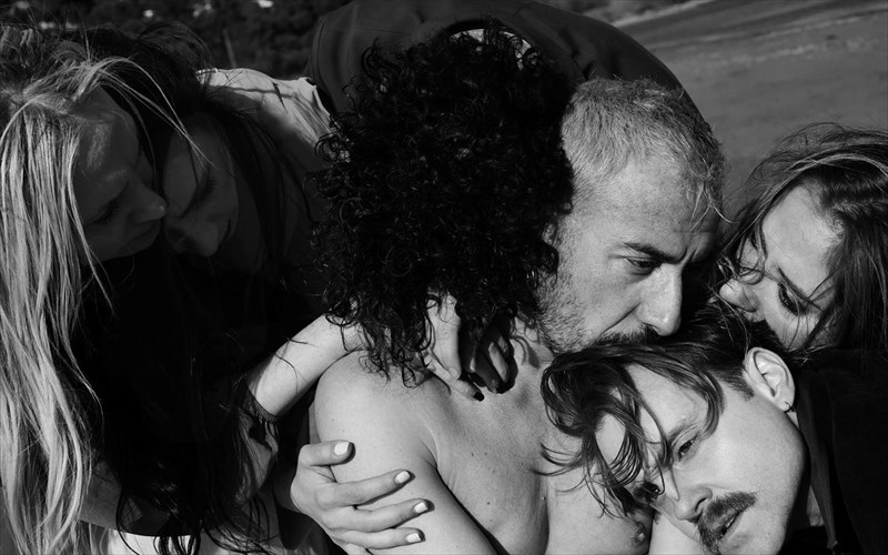 ta-kumata-tis-birtzinia-goulf-kai-tou-enke-fezollari-anebainoun-sto-theatro-noūs-creative-space