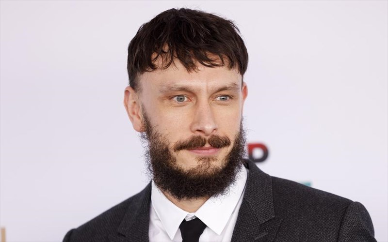 ritsarnt-gkant-o-anthropos-piso-apo-to-mikro-tarandaki-den-metanionei-gia-tipota-kai-etoimazetai-gia-ti-nea-tou-seira