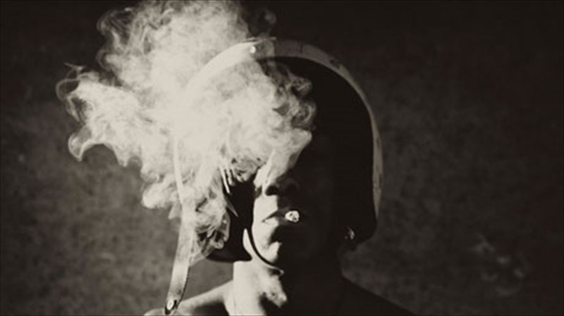 to-skoteino-kai-anisuxo-pneuma-tou-tricky-ksana-stin-ellada