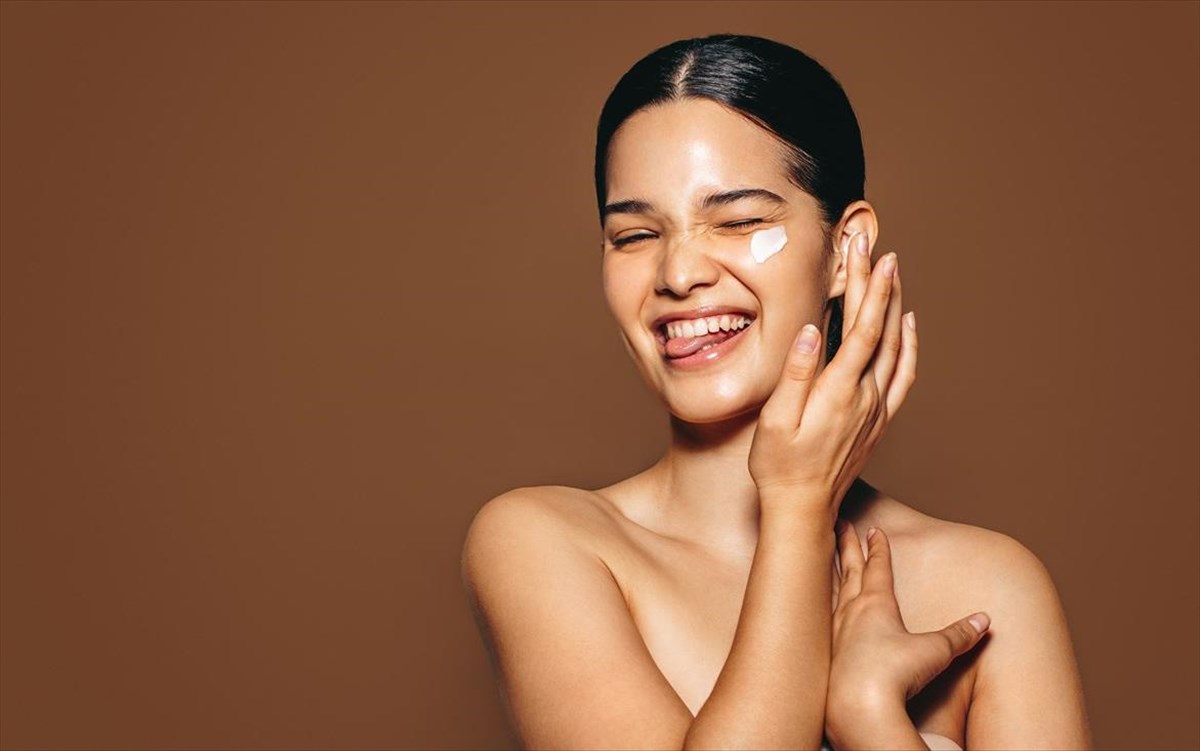 youngwomansmilingandstickingouthertongueasshe