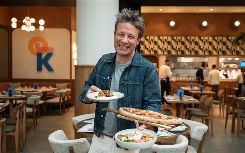 o-Jamie-oliver-brethike-stin-athina-gia-48-ores-kai-mas-ekane-to-trapezi