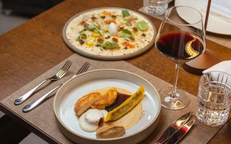 mappemonde-rooftop-to-kalokairino-menou-pou-orizei-ksana-tin-elliniki-fine-dining-stin-athina