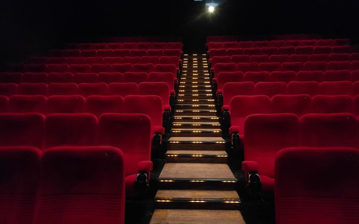 rowofredseatsinmovietheater