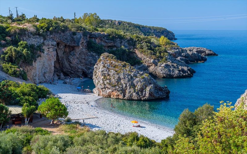 giati-o-foneas-theoreitai-apo-pollous-i-pio-entuposiaki-paralia-tis-manis-pio-entuposiaki-paralia-tis-manis