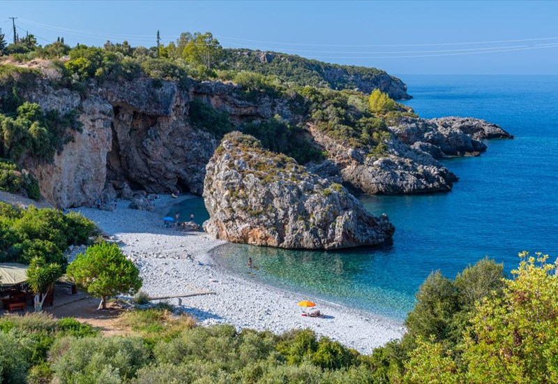 giati-o-foneas-theoreitai-apo-pollous-i-pio-entuposiaki-paralia-tis-manis-pio-entuposiaki-paralia-tis-manis