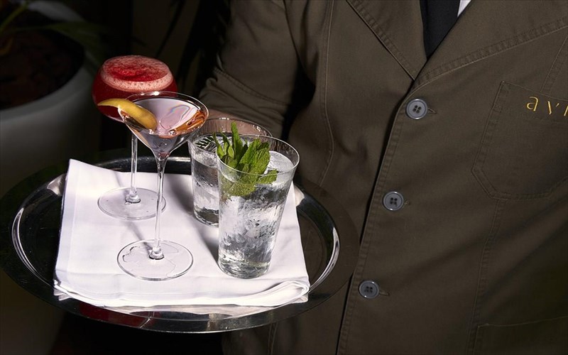 giati-oloi-miloun-gia-to-neo-cocktail-menu-tou-avra-bar