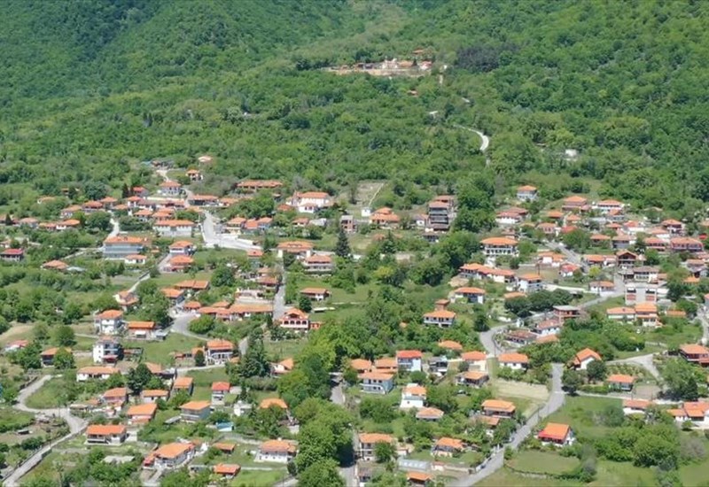 makrunitsa-serron-to-mpalkoni-tou-mpeles-me-ta-aionobia-platania-binteo