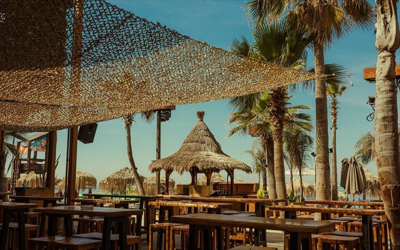 yparxei-logos-pou-kathe-kalokairi-kataligoume-sto-bolivar-beach-club