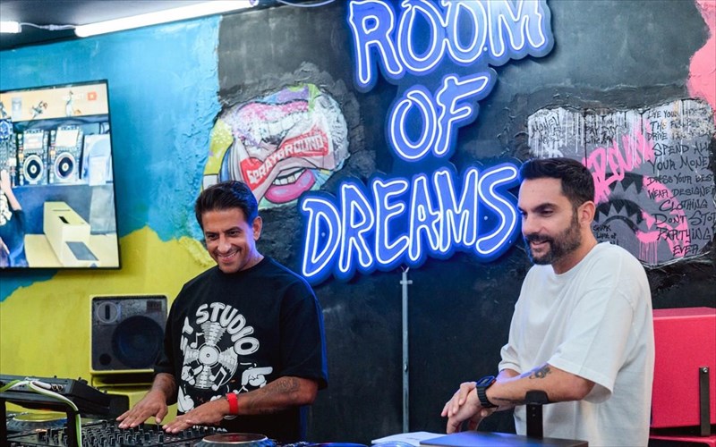 mpainontas-ston-kosmo-tou-dJing-gia-proti-fora-me-tin-dJsa-sto-elliniko