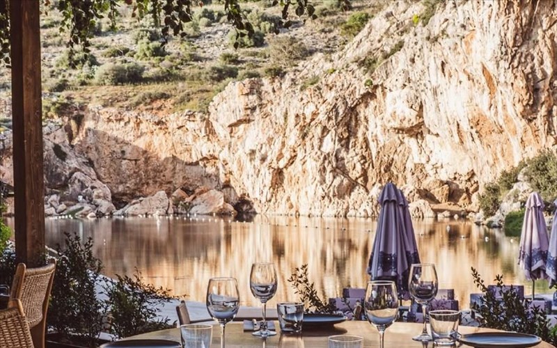 abra-ovata-gastronomiko-jet-lag-me-thea-ti-limni-bouliagmenis