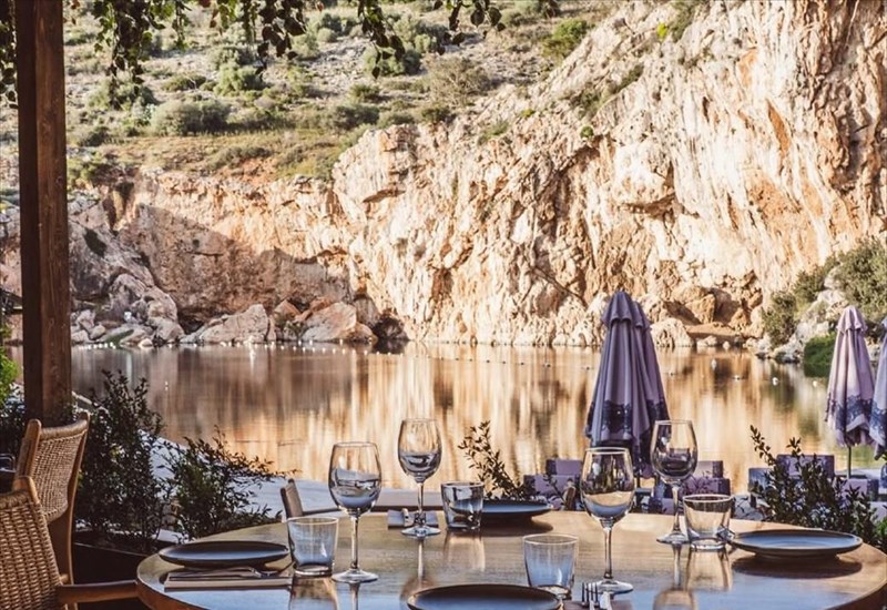 abra-ovata-gastronomiko-jet-lag-me-thea-ti-limni-bouliagmenis