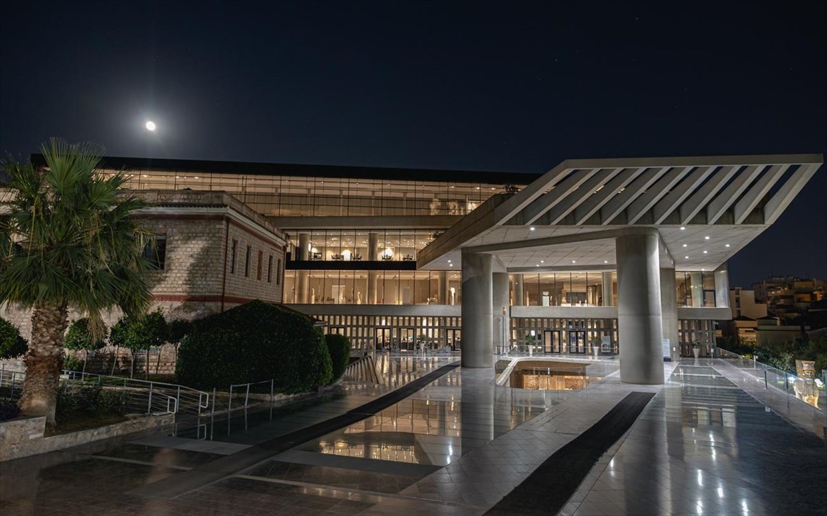 eisodos-mouseiou-akropolis-upo-to-selinofos-tou-nuxterinou-attikou-ouranoufotografia