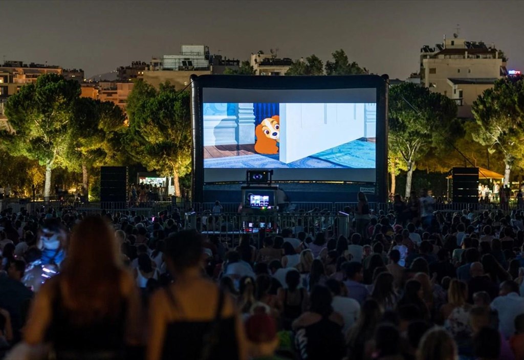 to-sinema-kato-apo-ta-asteria-sto-parko-stauros-niarxos-sunexizei-tis-proboles-tou