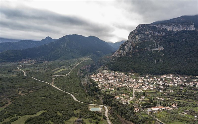 o-parnassos-allios-o-dimos-amfikleias--elateias-anoigei-neous-dromous-ston-tourismo-upaithrou-elateias-anoigei-neous-dromous-ston-tourismo-upaithrou
