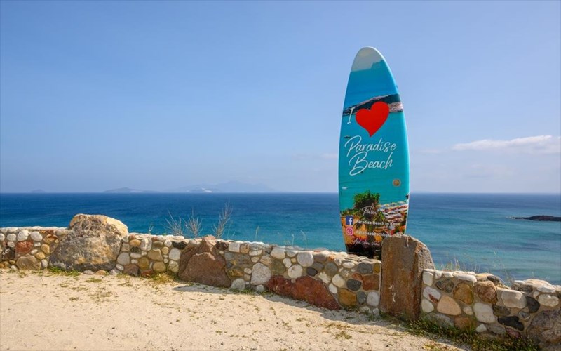 paradise-beach-giati-oloi-milane-gia-tin-paralia-me-tis-fusalides-stin-ko