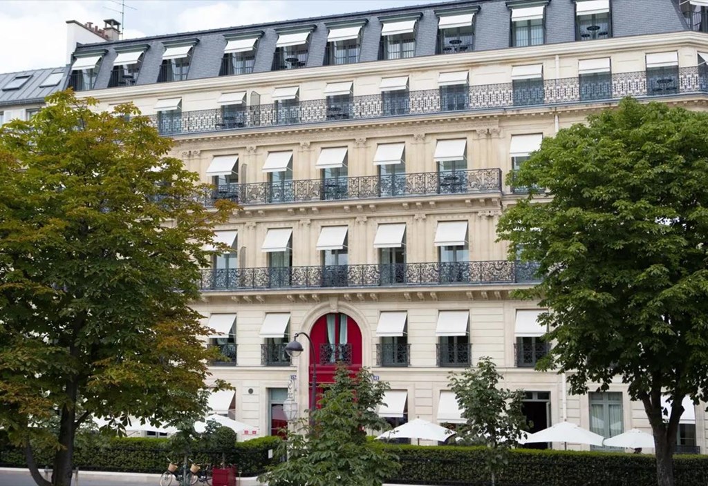 ta-51-100-kalutera-ksenodoxeia-tou-kosmou-i-lista-pou-anoigei-tin-aulaia-prin-to-megalo-rantebou-tou-parisiou