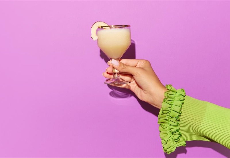 tria-nea-aromata-empneusmena-apo-cocktails-gia-tis-bradies-pou-erxontai