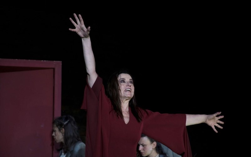 kritiki-eidame-tin-parastasi-mideia-sto-anoixto-theatro-androu