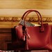 to-neo-fashion-statement-tis-ch-carolina-herrera-molis-eftase-stin-athina