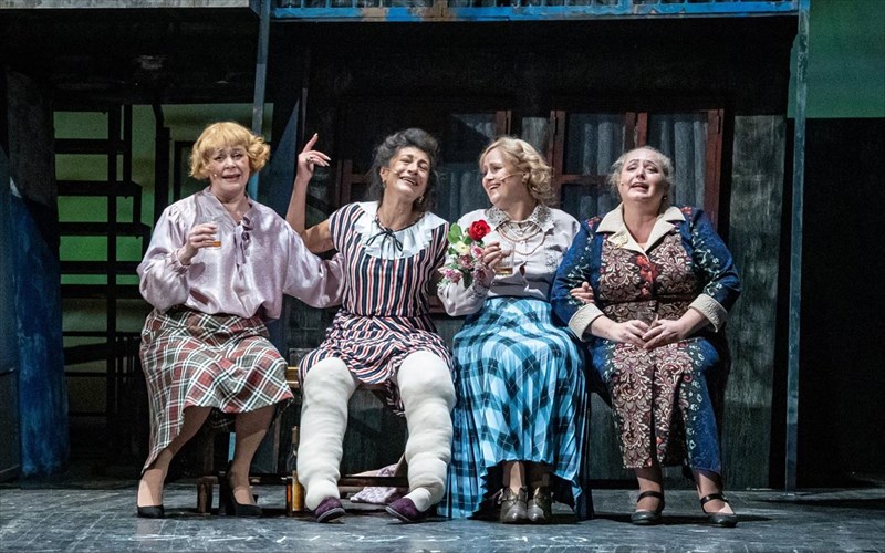 to-dimotiko-theatro-peiraia-fernei-stin-ellada-to-ethniko-theatro-tis-moldabias