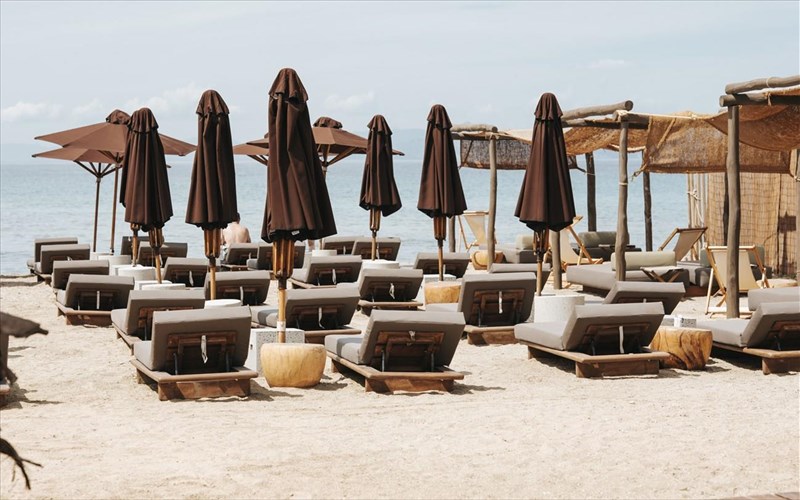 to-the-c-beach-mas-proskalei-gia-mia-teleutaia-kuriaki-dipla-sti-thalassa