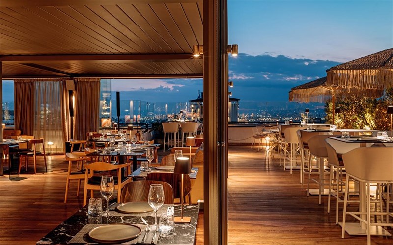 paraskeui-me-cocktails-kai-thea-tin-akropoli-sto-rooftop-tou-brown-acropol