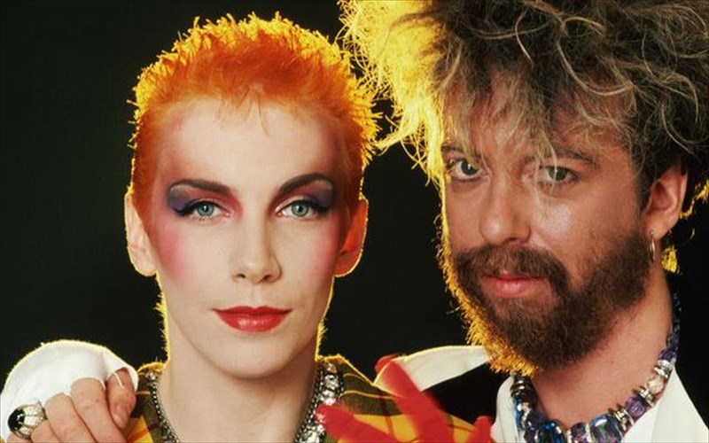 oi-eurythmics-epanenonontai-gia-mia-bradia-afieromeni-stous-beatles