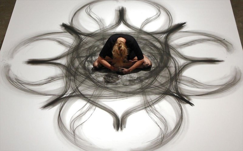 dimiourgei-pinakes-xoreuontas-me-ta-xromata