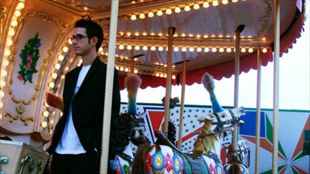 enas-polusuzitimenos-neos-mousikos-live-sto-gkazi