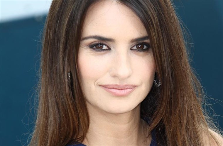 penelope-krouz-upostirizei-ton-polla-uposxomeno-xoulio-mentem