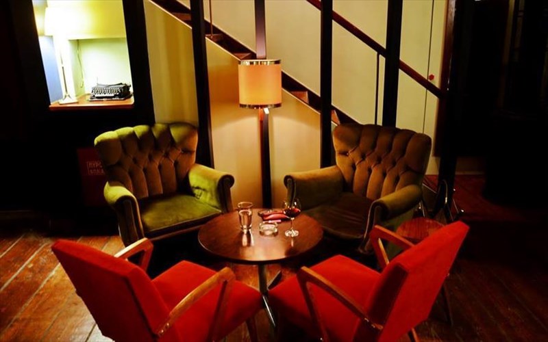 mple-papagalos-arti-afixtheis-sto-metaksourgeio