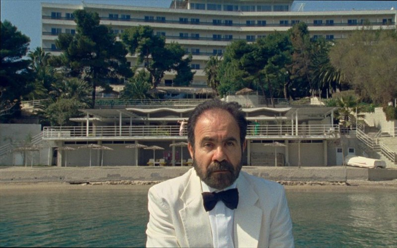 o-eksafanismenos-antonis-paraskeuas-briskei-to-dromo-tou-stis-kinimatografikes-aithouses