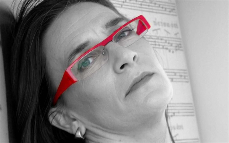 i-lina-nikolakopoulou-me-4-ermineutes-mpainei-sta-oneira-mas-ermineutes-mpainei-sta-oneira-mas