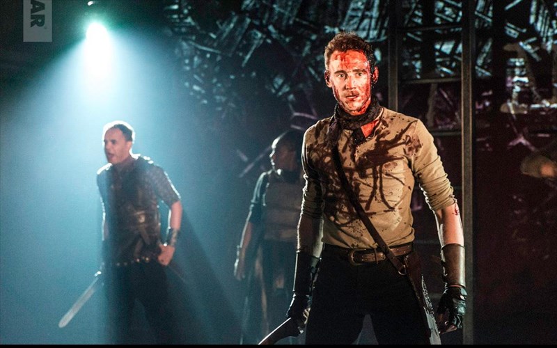 o-tom-xintlston-se-kathilotiki-ermineia-os-koriolanos