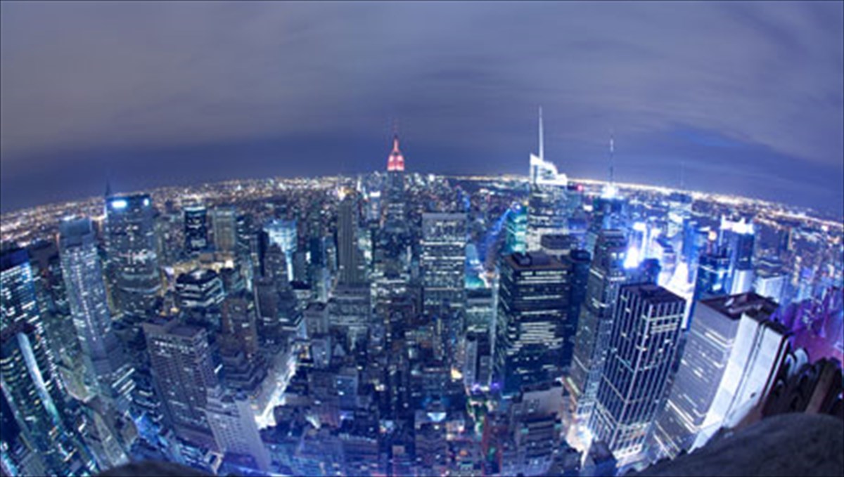 to-broadway-antisteketai-stin-krisi