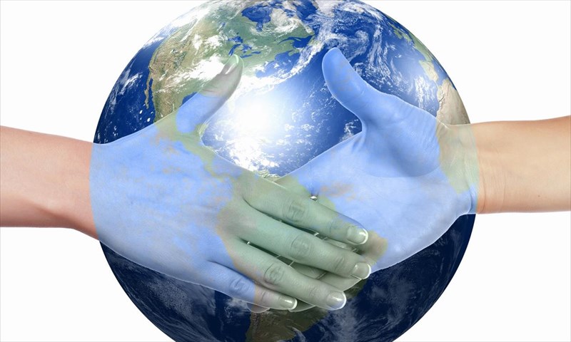 kubernontas-ton-kosmo-i-istoria-mias-ideas-to-mpest-seler-tou-istorikou-mark-mazaouer