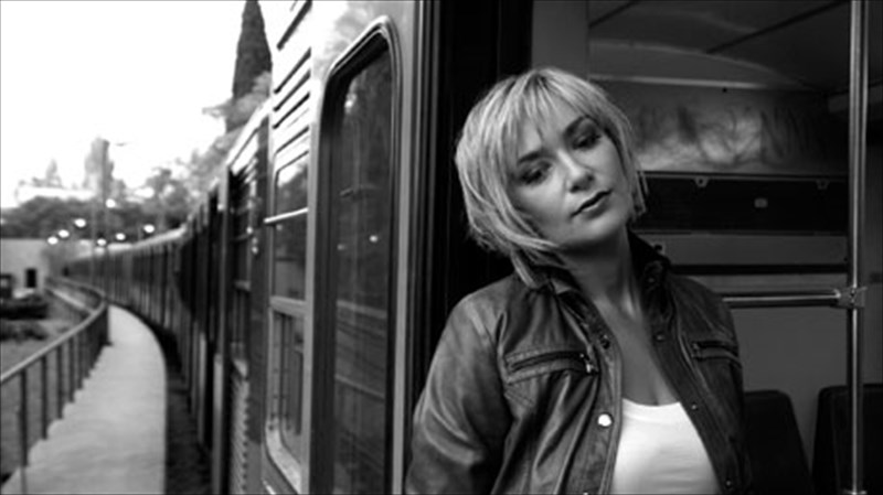 to-koinoniko-politiko-tragoudi-paei-theatro