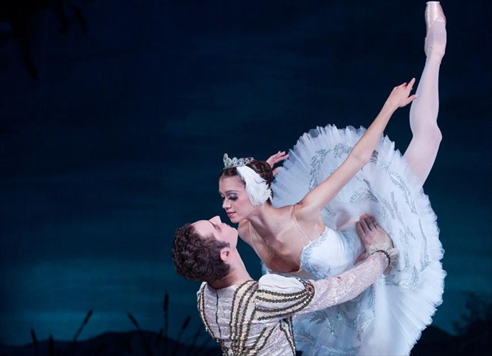 i-limni-ton-kuknon-erxontai-ta-kratika-mpaleta-mosxas