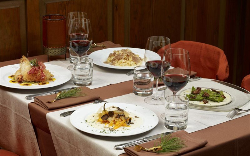 mousika-kai-oinika-taksidia-sto-sale-e-pepe-pepe