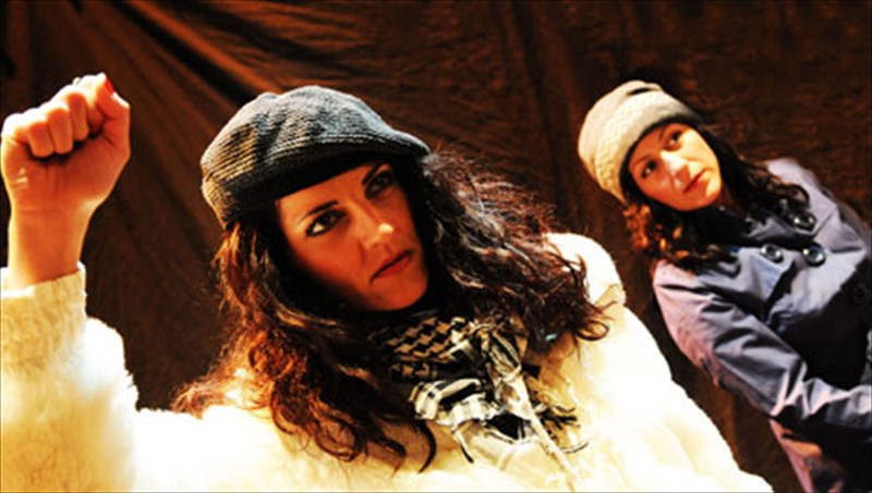 glukopikri-komodia-gia-ti-gunaikeia-filia