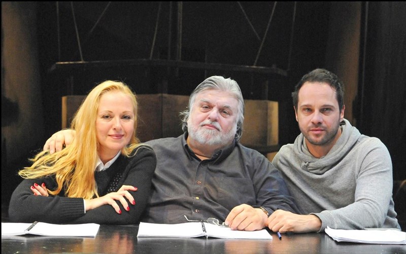 gluko-pouli-tis-niotis-me-korallia-karanti-kai-memo-mpegni