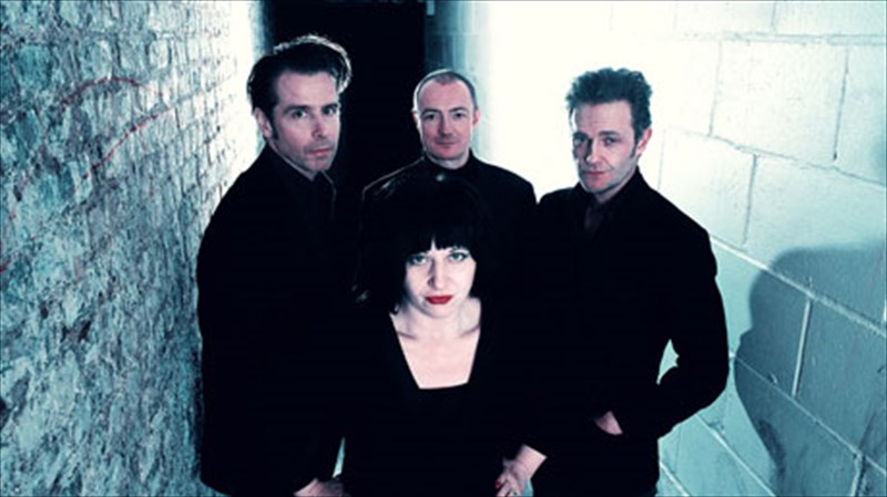 ekriktiki-tripli-sumpraksi-me-aroma-apo-80s