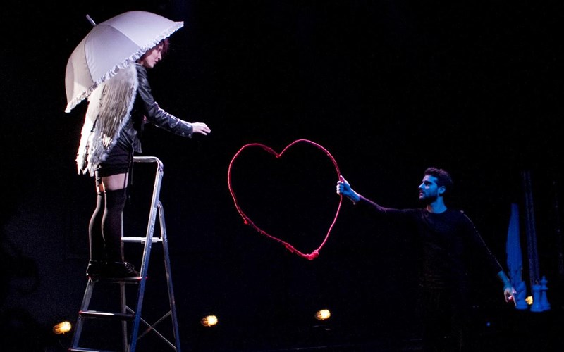 romaios-kai-ioulietta-oi-endomuxes-skepseis-tous-epi-skinis-se-mia-monterna-diaskeui