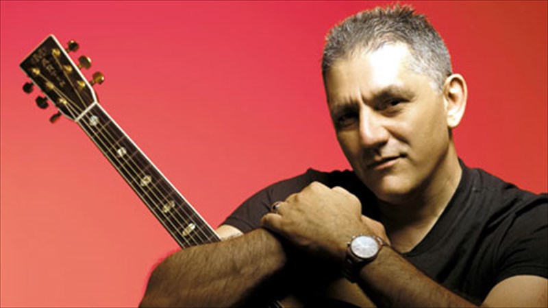 o-nikos-portokaloglou-remiksarei-ston-iano