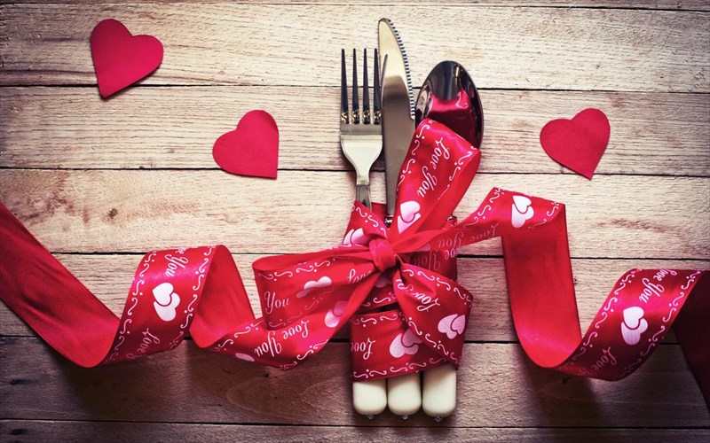 apantaxou-eroteumenoi-enotheite-gia-deipno