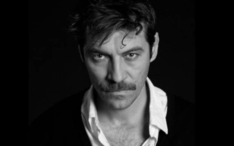 o-giannis-stankoglou-sta-decks-tou-mple-papagalou