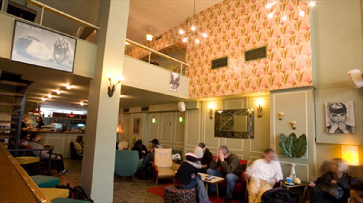 ginger-ale-mia-retro-agapi-sto-kentro-ton-eksarxeion