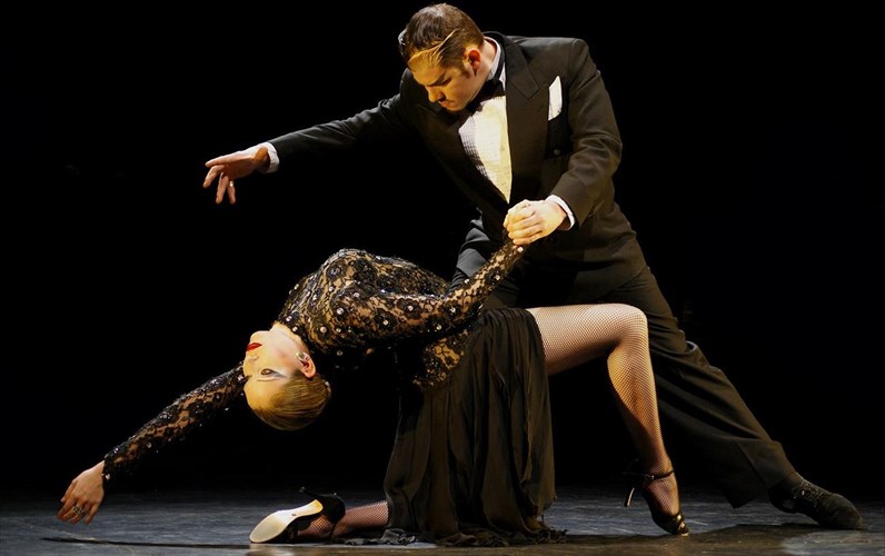 forever-tango-to-xoreutiko-upertheama-pou-sugklonise-to-mprontgouei